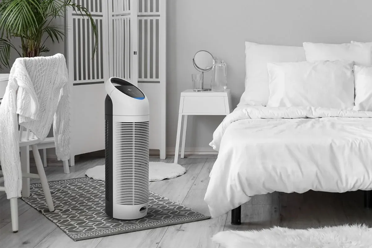 BONECO P370 pročistač zraka u svijetloj spavaćoj sobi